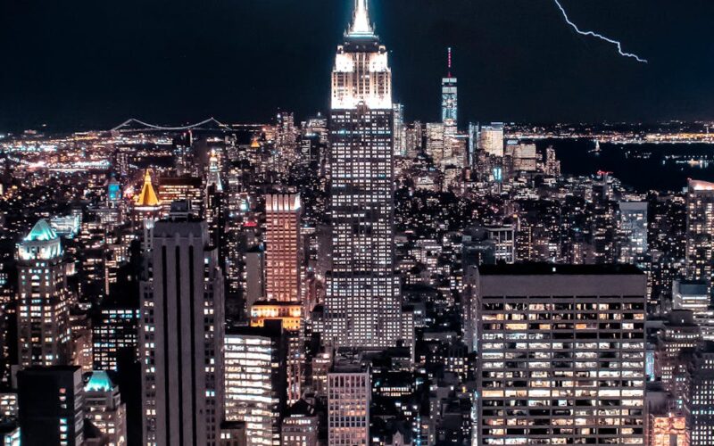 Desentrañando las Brechas de Valoración en Nueva York, Mercados Privados y Públicos